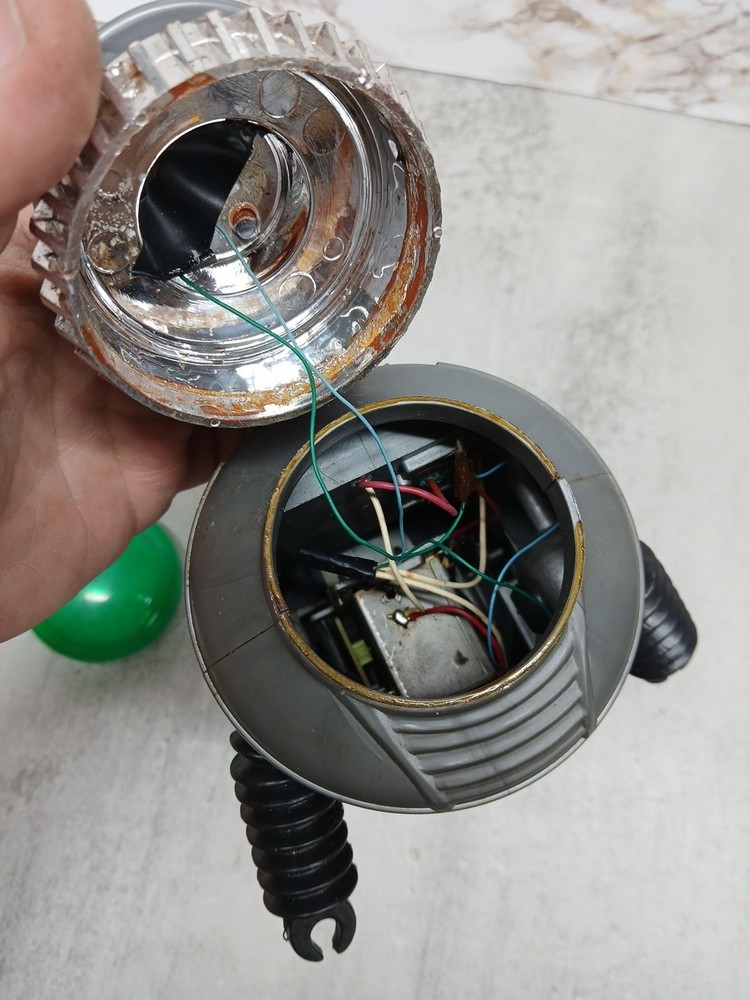 AHI Lost In Space Robot 1977 (Non-Working) Corrosion, Missing Battery Plate