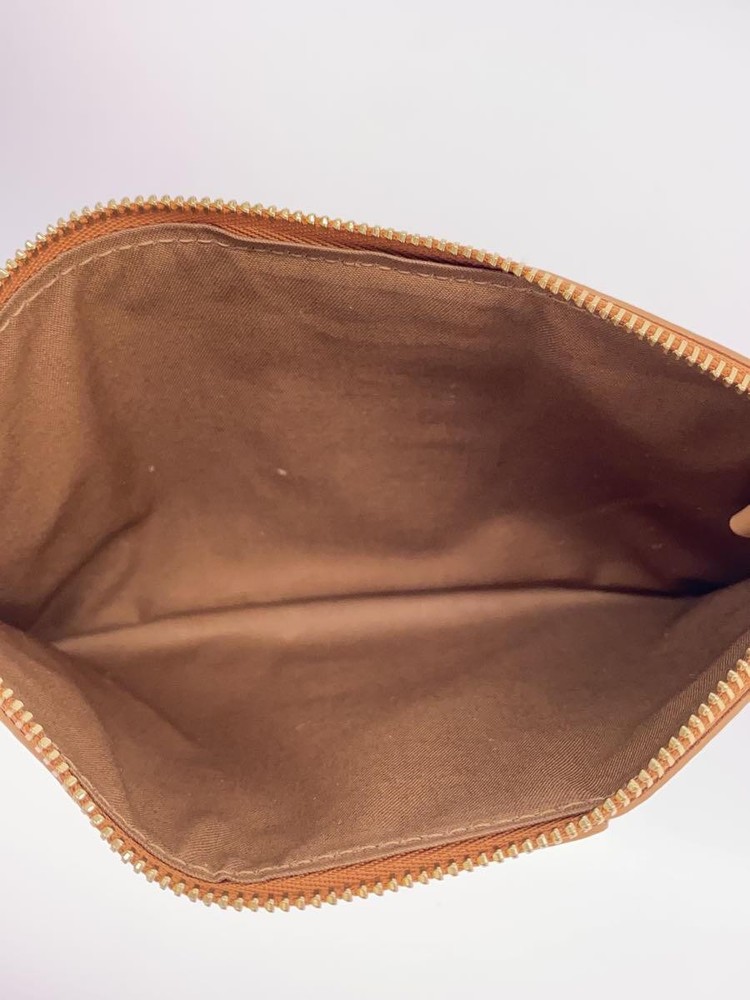 IL BISONTE Pouch Leather BLK Solid Color