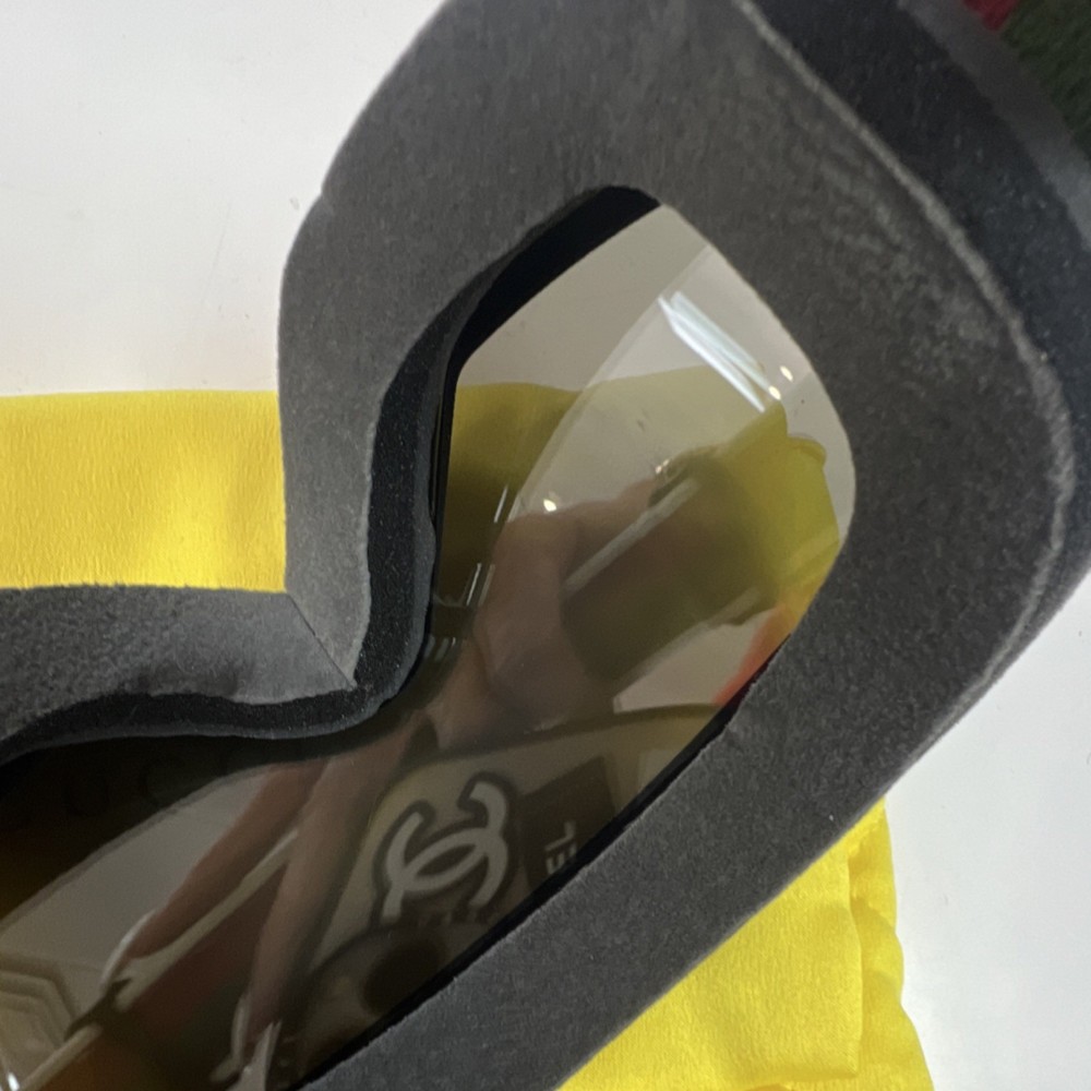 Gucci Shield Ski Goggles Black Frame Mirrored Silver Lens Adjustable Oversized