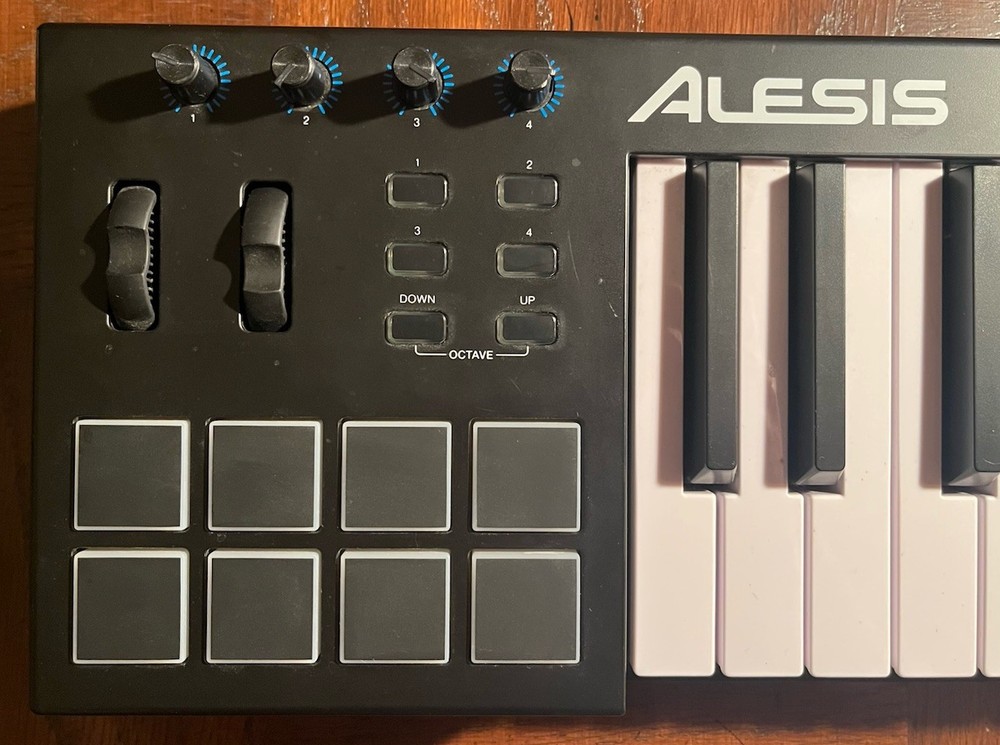 Alesis V25 MIDI Keyboard Controller 25-Key WORKING BUT DOESNT COME WITH CABLE