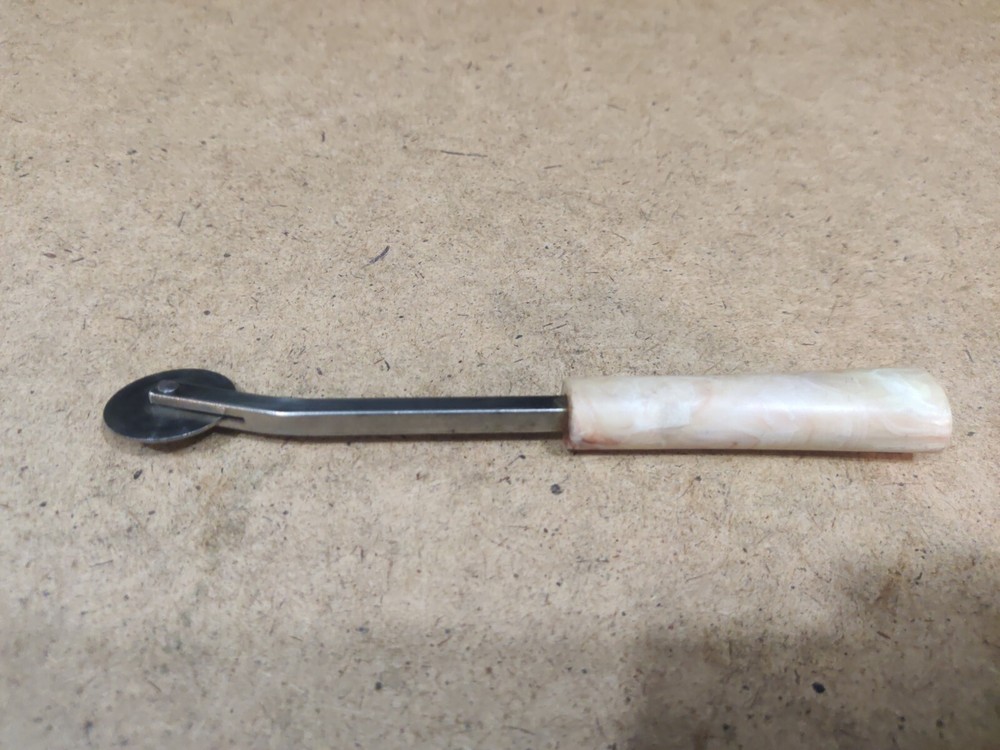 VINTAGE DRITZ TRACING WHEEL BAKELITE PERFORATING TOOL MARBLED BAKLITE HANDLE