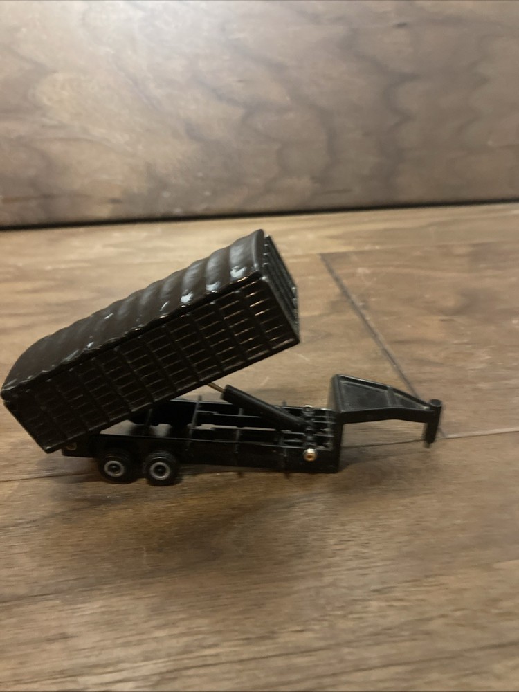Tomy Scale Grain Trailer, Black