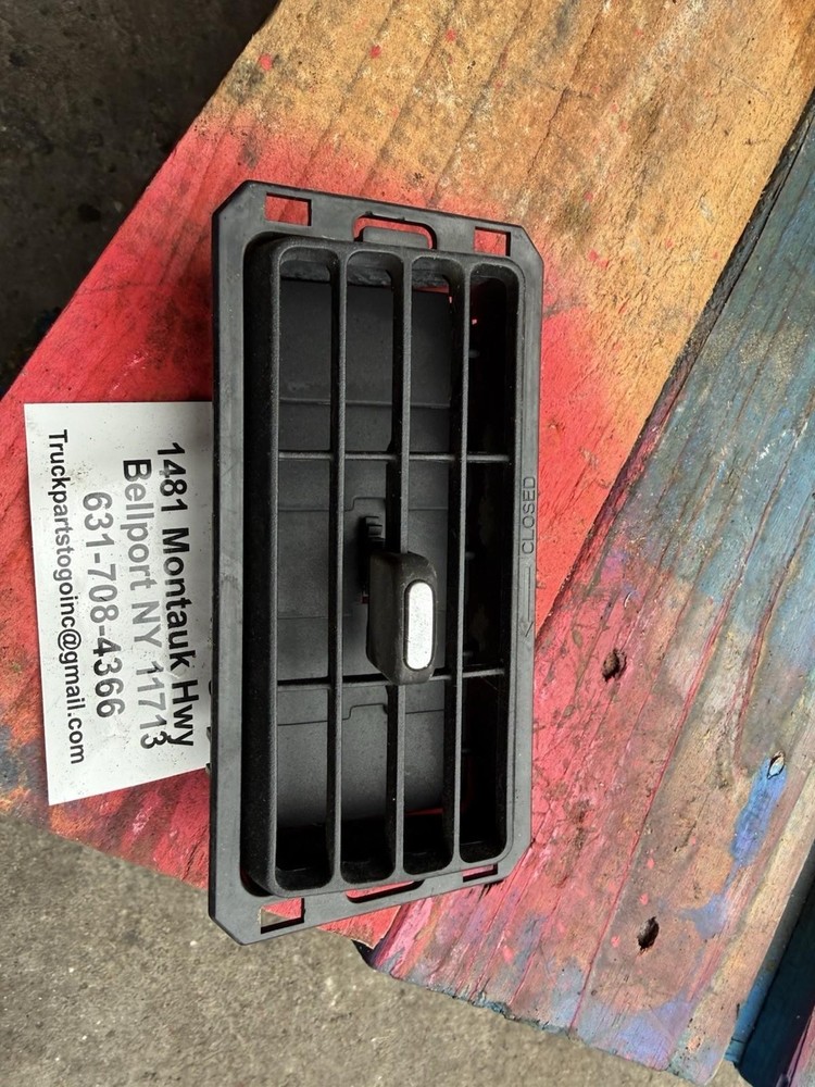 PACCAR HVAC LOUVER VENT U45 1002