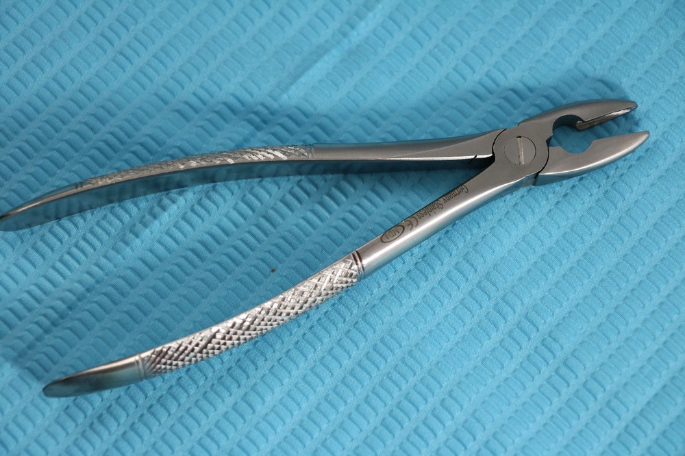 NEW GERMAN EXTRACTING EXTRACTION FORCEPS # MD1 MEAD FORCEPS DENTAL INSTRUMENTS