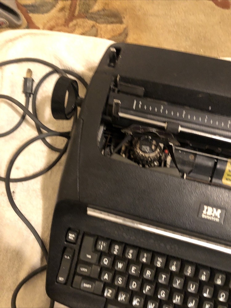 AS IS IBM SELECTRIC 1 TYPEWRITER ,BAD SWITCH AND LEFT MARGIN BROKEN.
