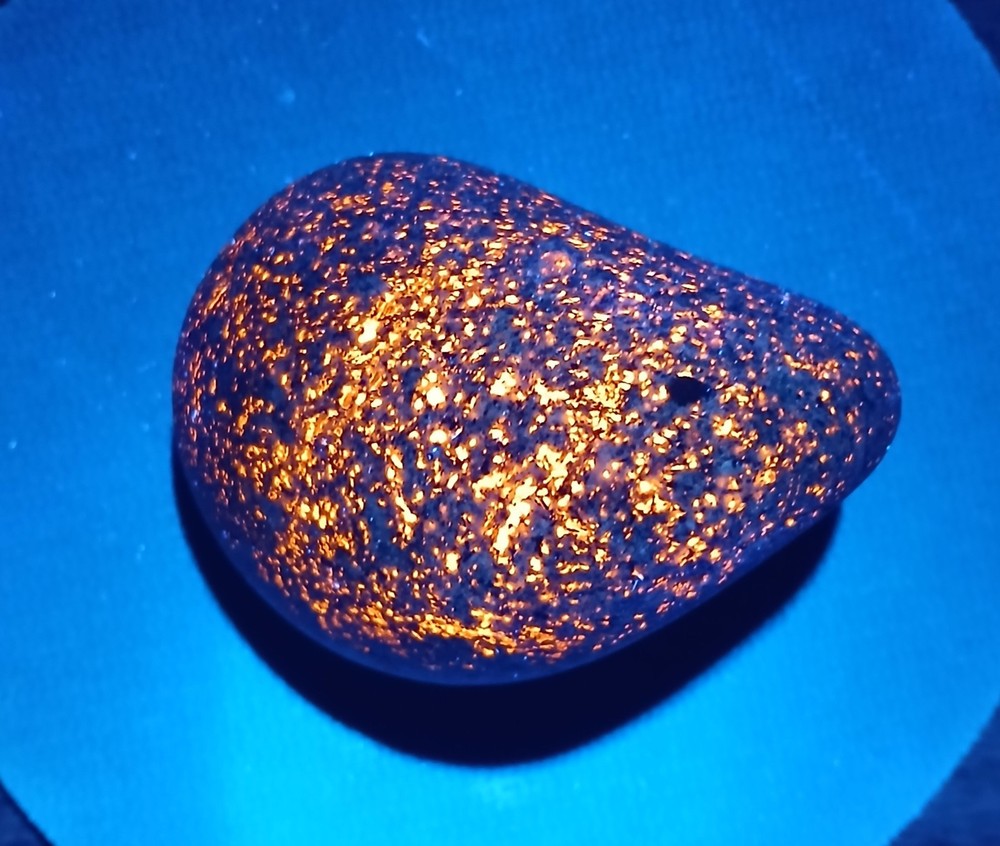 Fluorescent Sodalite ( Yooperlite )  - A Nice Coverage, Bright Stone 5.6 oz
