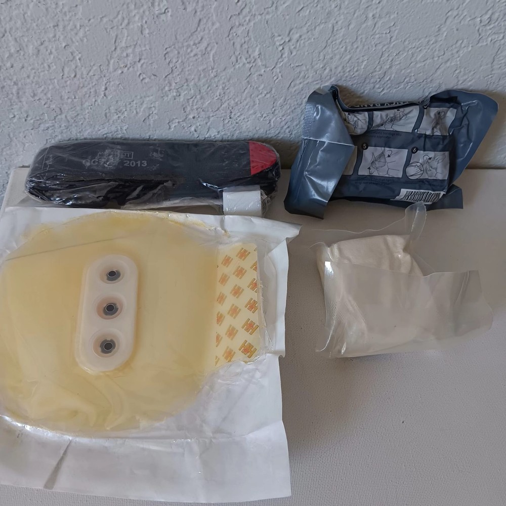 Items from the US Army First Aid Kit