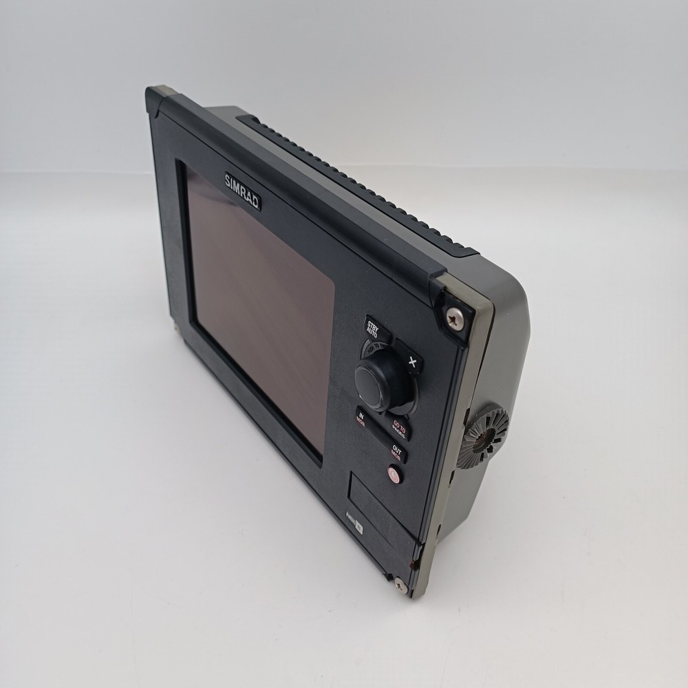 Simrad NSS8 EMEA Chartplotter And Multifunction Display NSS-8 w/Suncover