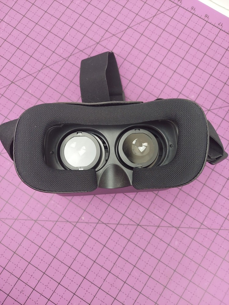 Cynoculars Virtual Reality Headset and Wireless Remote Pre-Owned