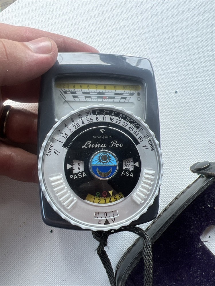 GOSSEN LUNA PRO AMBIENT LIGHT METER WITH LEATHER CASE & STRAP