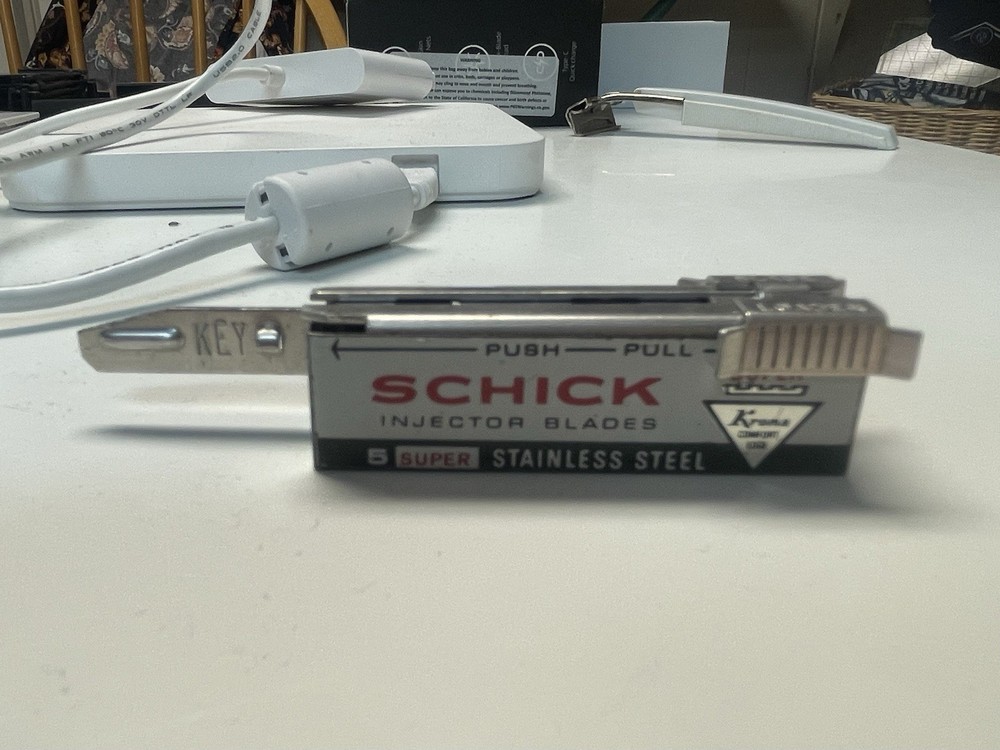 Schick injector Razor w/ Case & Refill