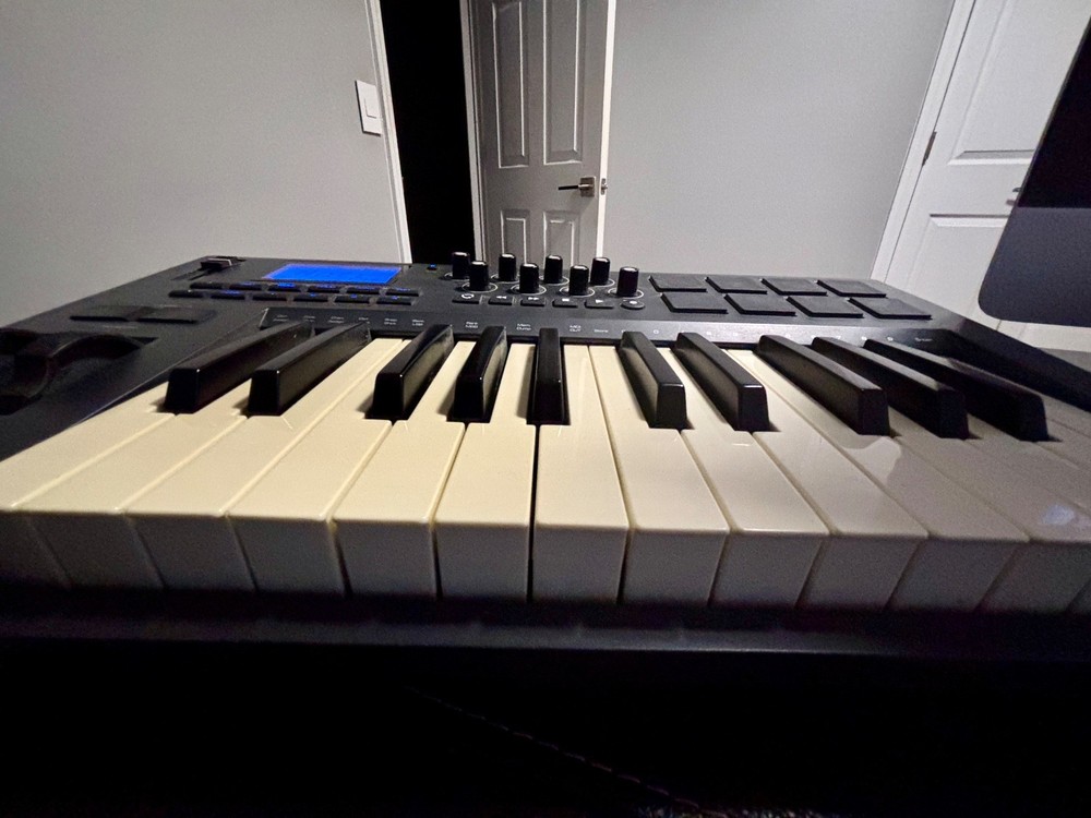 M-Audio Axiom 25 Advanced 25-Key Semi-Weighted USB MIDI Controller