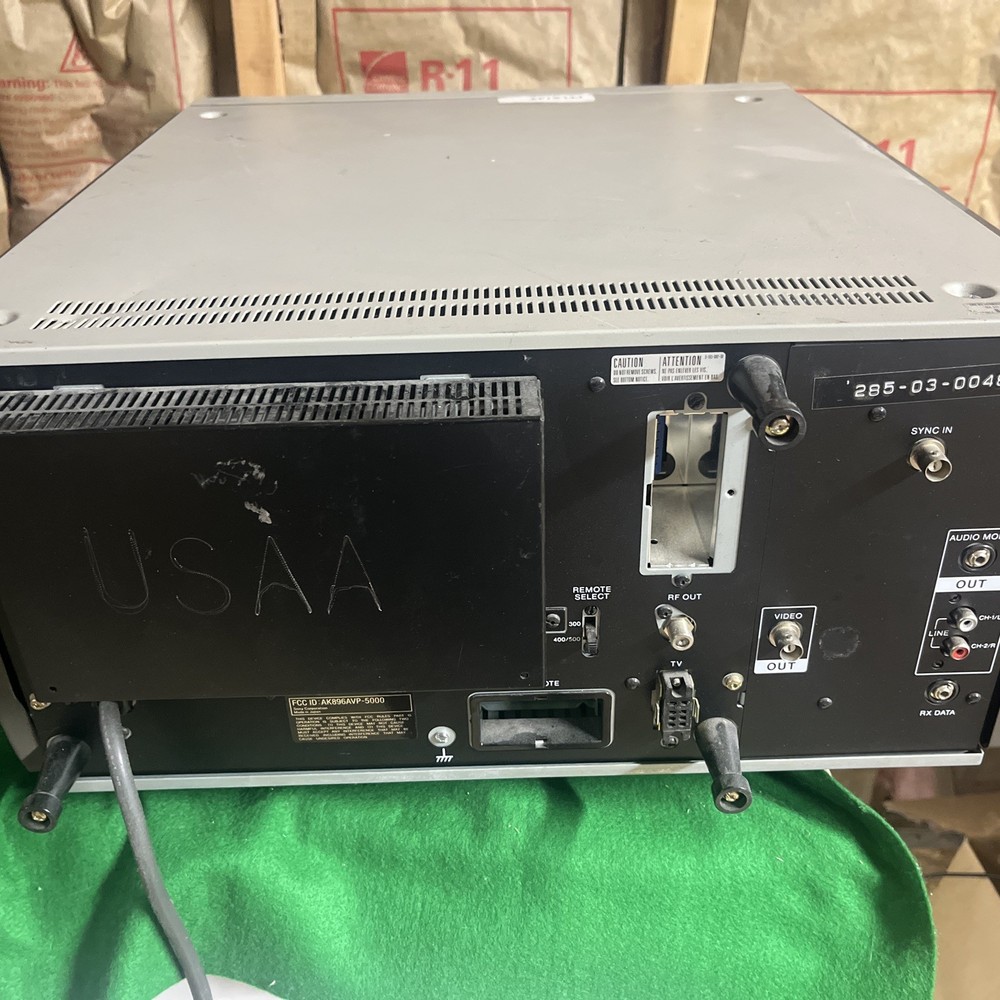 Sony VP-5000 U-Matic Professional 3/4" Video Cassette Player Powers On. Untested