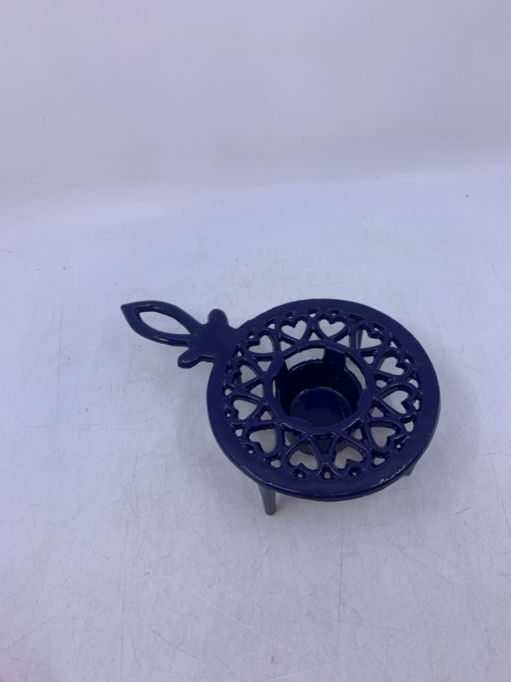 FOOTED BLUE METAL TEA LIGHT INSERT TRIVET.