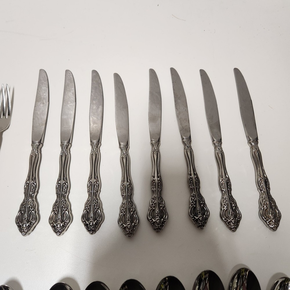 28 PC ONEIDA HEIRLOOM STAINLESS STEEL FLATWARE SILVERWARE & SERVING SET BH