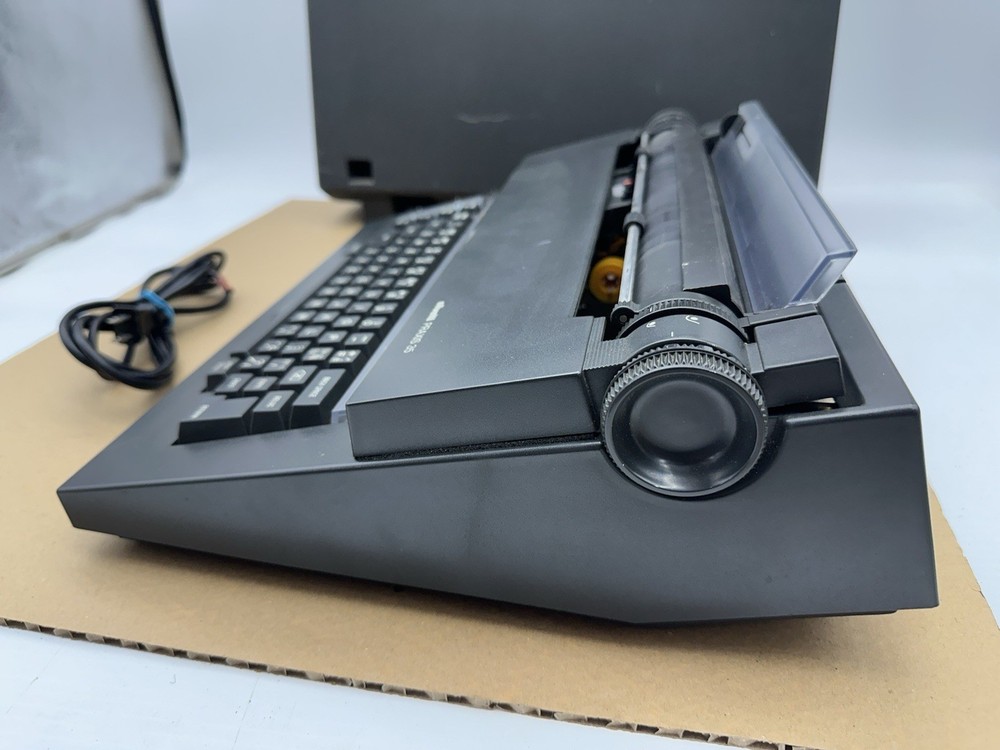 Olivetti PRAXIS 35 Typewriter w/Plastic Hard Case 1980s Powers On Needs Service*