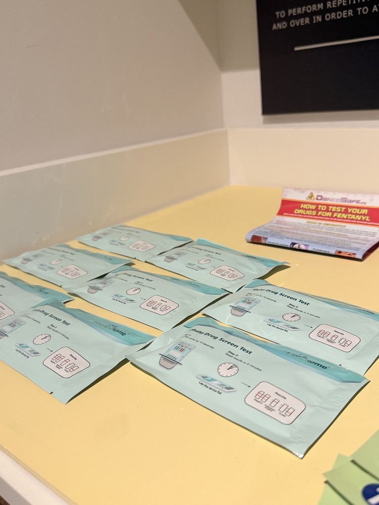 (8) Easy at home Multi Drug Screening tests (6) Rapid Response Strips