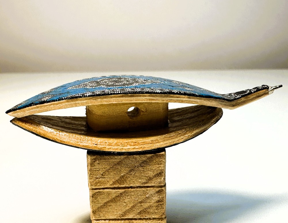 Tatting shuttle with Florence pattern 2.5 w hook blue