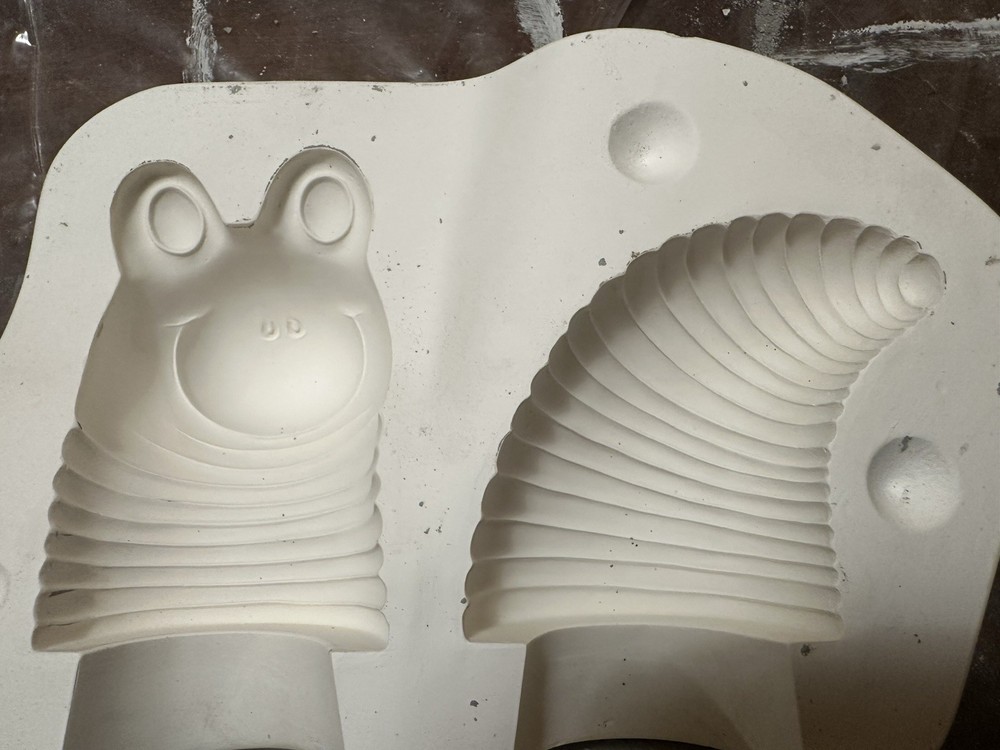 (#2) Clay Magic Inc 2009 Medium Worm Head And Tail 3138 Slip Mold