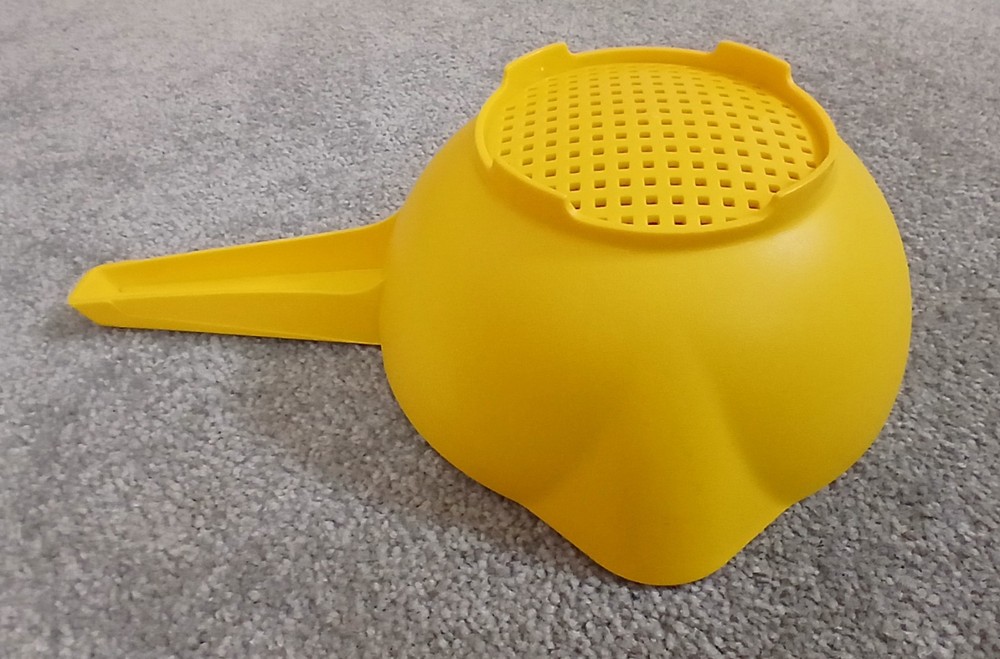 Tupperware 7" Yellow 1 Quart Strainer Colander With Handle #1200 EUC