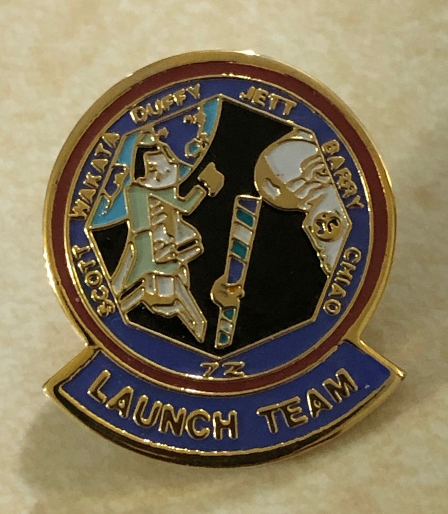 STS-72 SPACE SHUTTLE ENDEAVOUR LAUNCH TEAM PINBACK