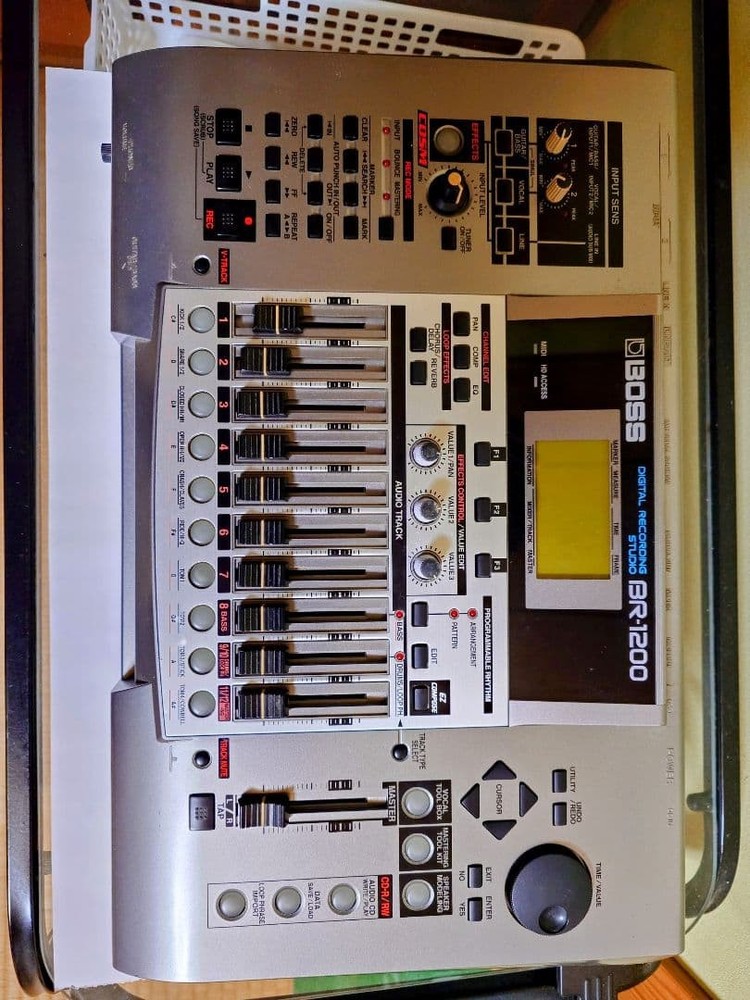 BOSS BR-1600CD Digital Record Studio Multi Track Recorder