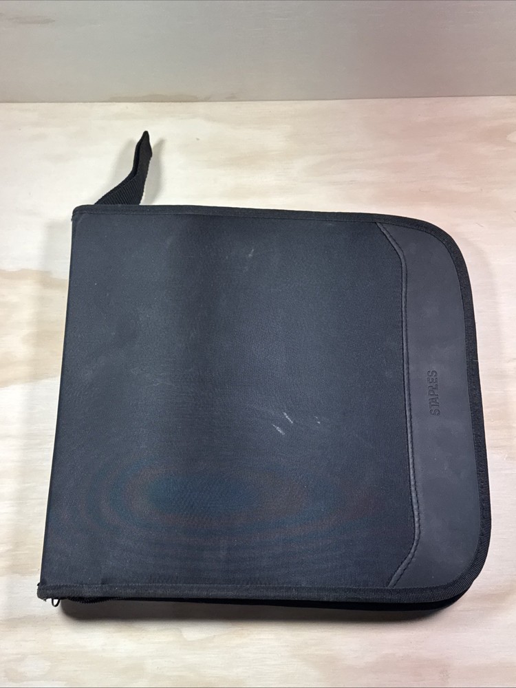 Staples 96 Disc Capacity CD & DVD Soft Wallet Carry Case Storage Binder