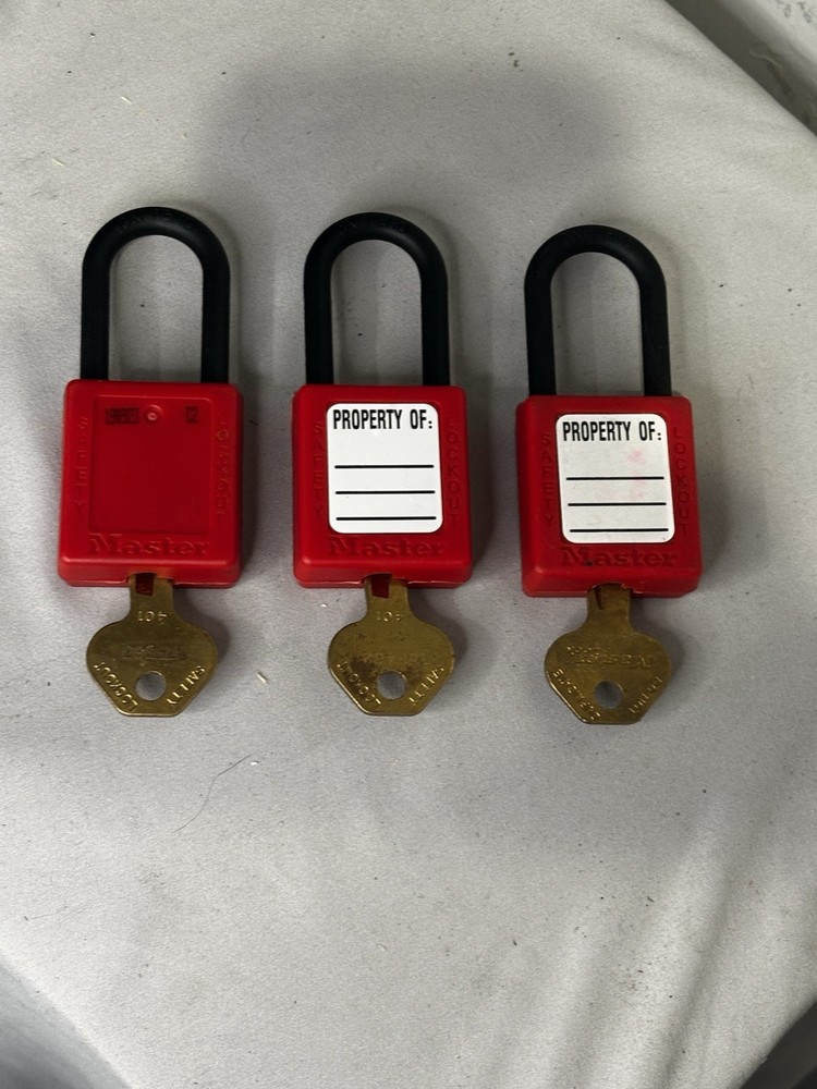 (1)- Master Lock 410Red Zenex Thermoplastic Safety Padlock