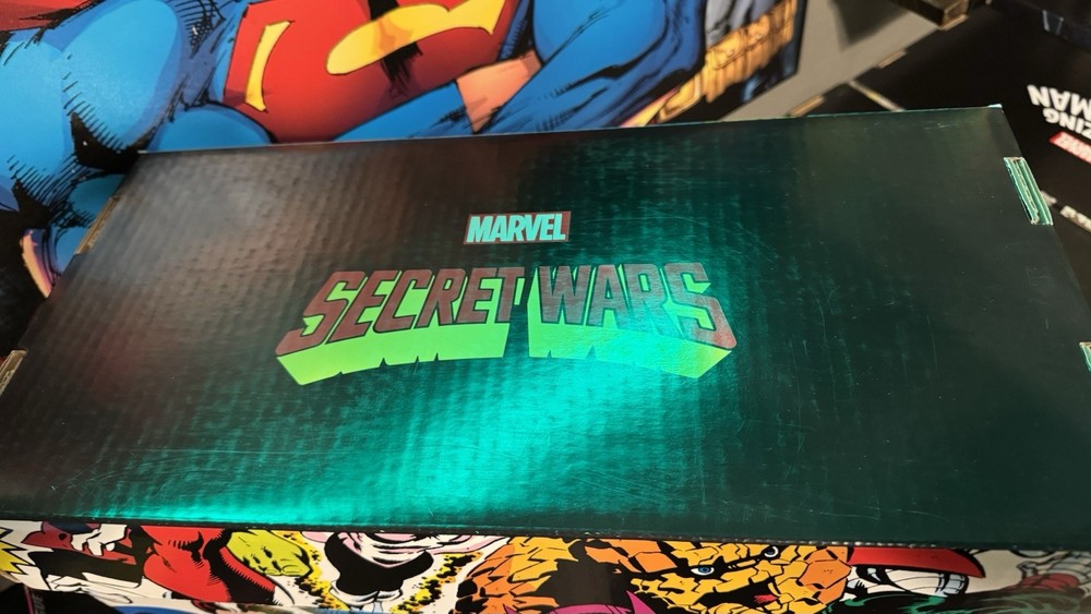 Secret Wars Marvel Super Heroes Graphic Comic Book Short Box