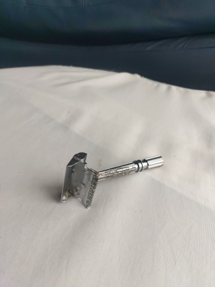 Gem Micromatic Open Comb Type Silver Tone SE Safety Razor