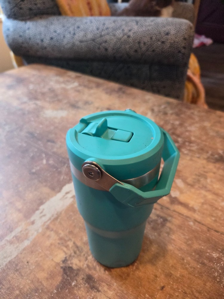 Stanley water bottle thirty two ounces