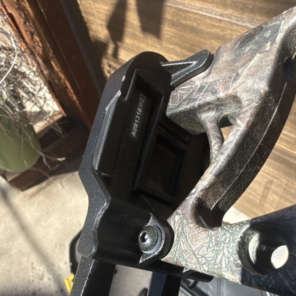 Bear Archery species Compound Bow left Hand 60lbs Camo/Black w/ Case & Sight