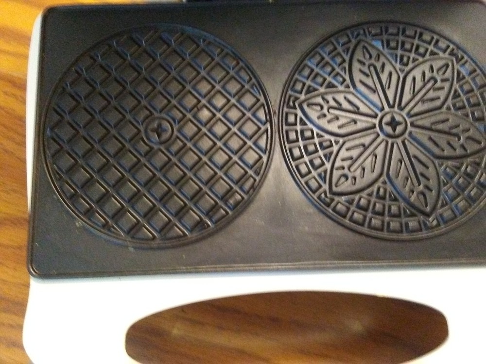 Toastmaster Pizzelle maker Italian cookie press