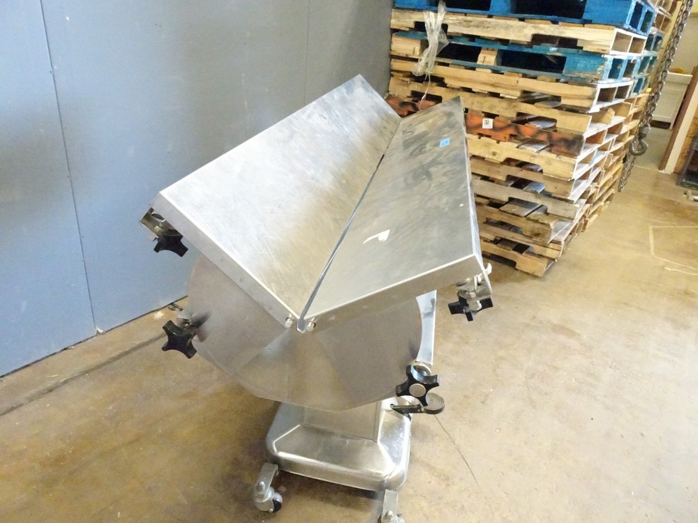 Shore-Line Mobile V-Top Adjustable Hydraulic Veterinary Surgery Table
