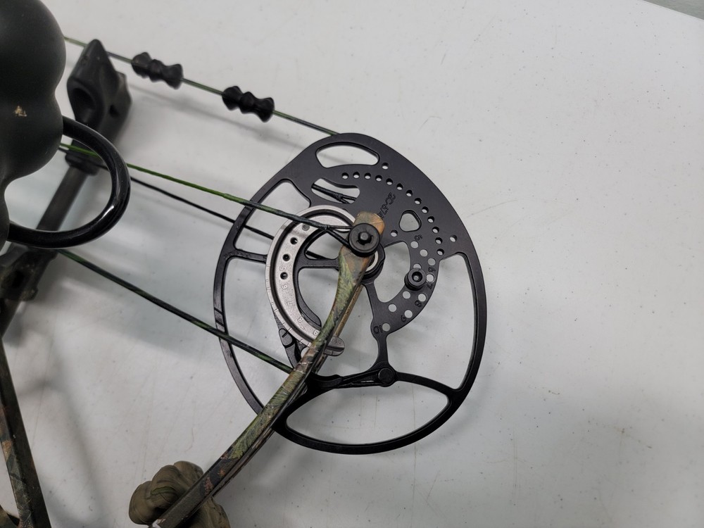 Bear Archery Moment RH Compound Bow 27" 70lbs Draw