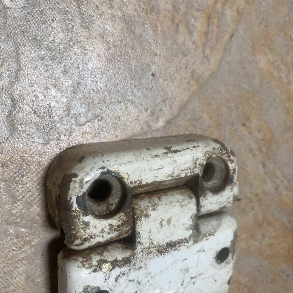 Defender earlier models n/s passenger side front door hinges rounded tops