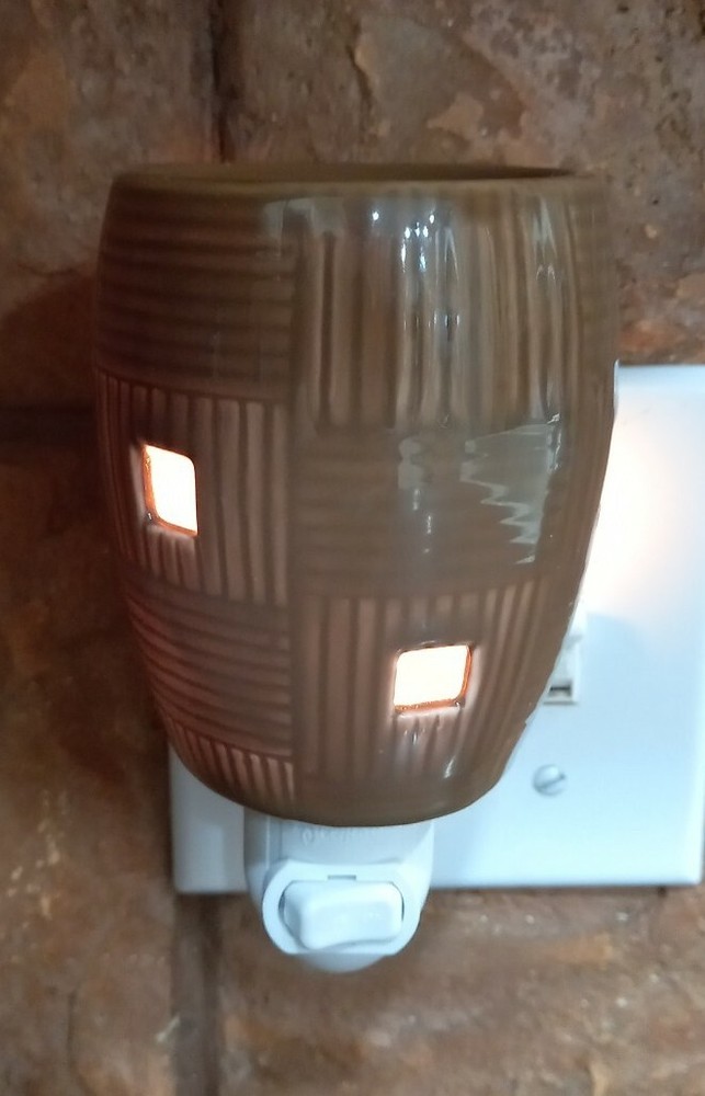 Scentsy Plug-In Warmer, Brown Weave, w/light bulb Pre-owned