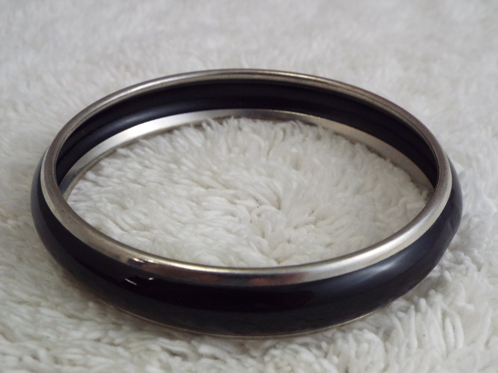 Silvertone Black Bangle Bracelet (B37)