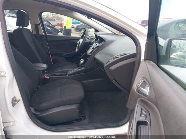FOCUS 2015 Glove Box 4577676