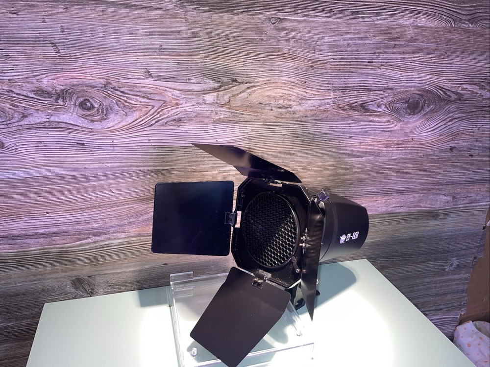 studio spotlight equipped with barn doors Great Find Get It Now Won’t Last!!!!!