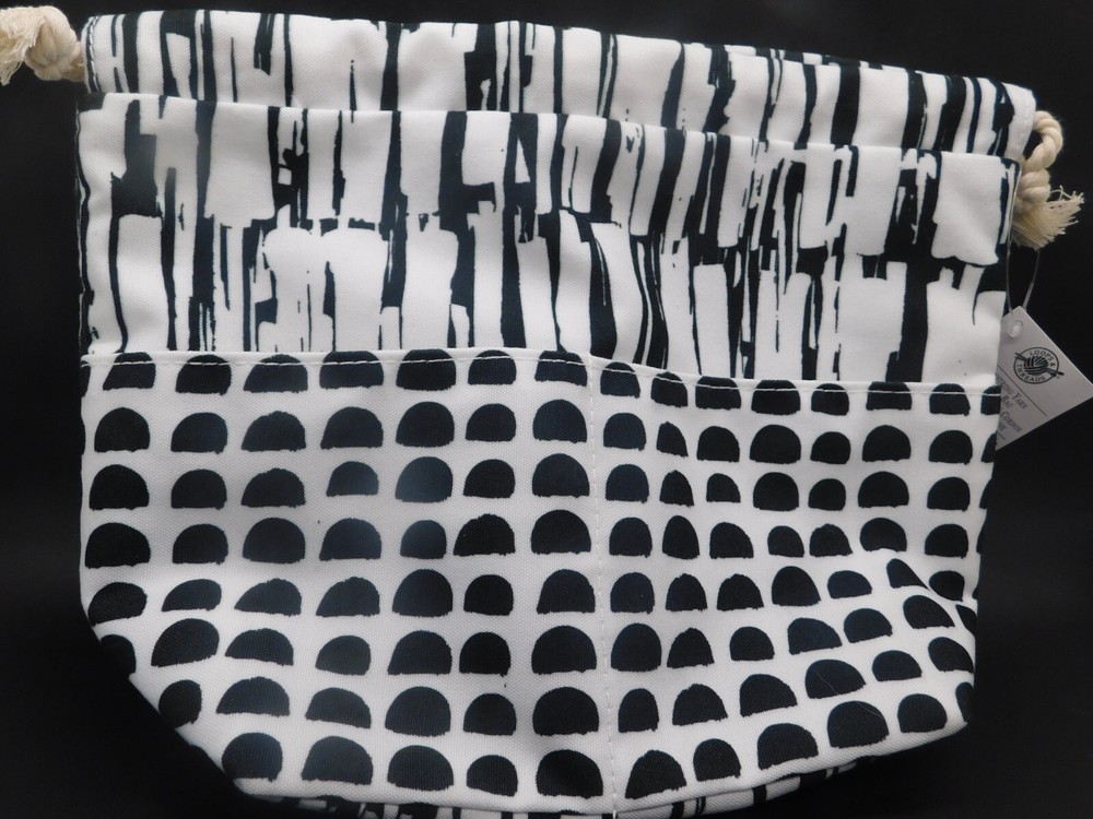 Black & White drawstring yarn storage bag by loop & threads
