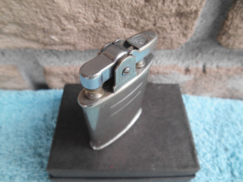 Vintage Ronson STANDARD OVAL CHROME AUTOMATIC CIGARETTE LIGHTER. MADE IN ENGLAND