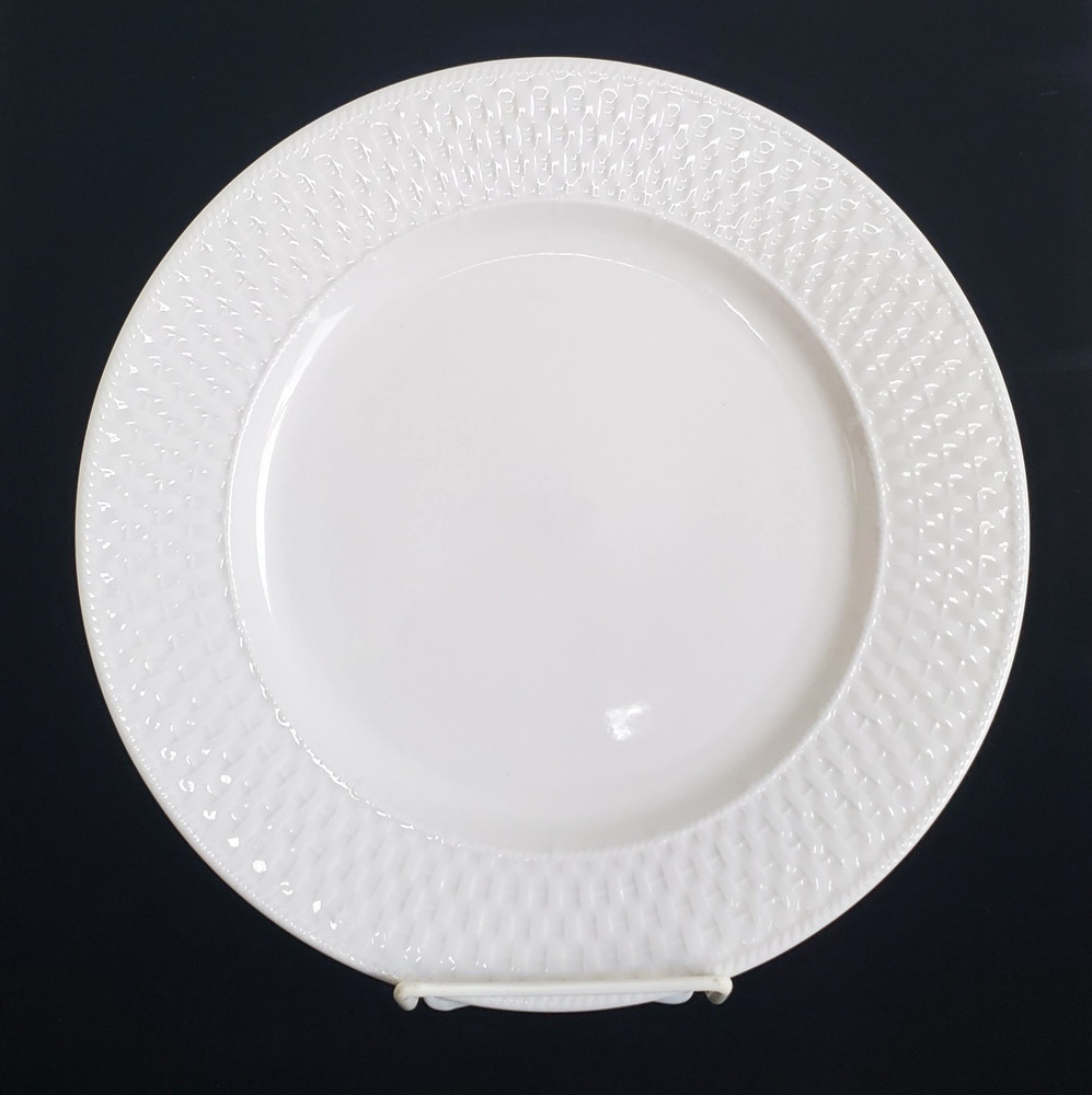 (4) ONEIDA KITCHEN WICKER BASKET WHITE DINNER PLATES 11"