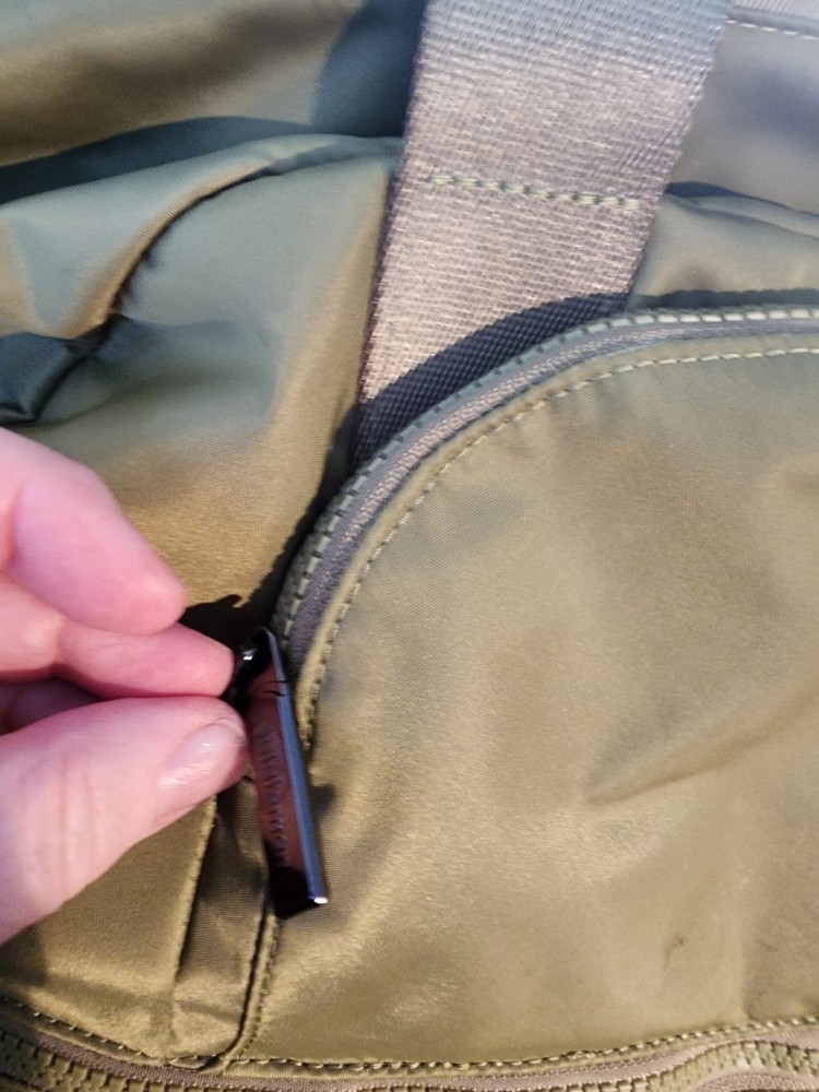 Lululemon Duffel Bag 29L Khaki Green Pre-Owned **NOTE