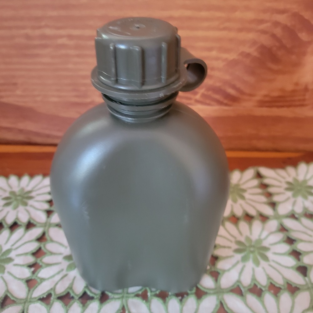 US MILITARY 1 QUART GREEN PLASTIC CANTEEN