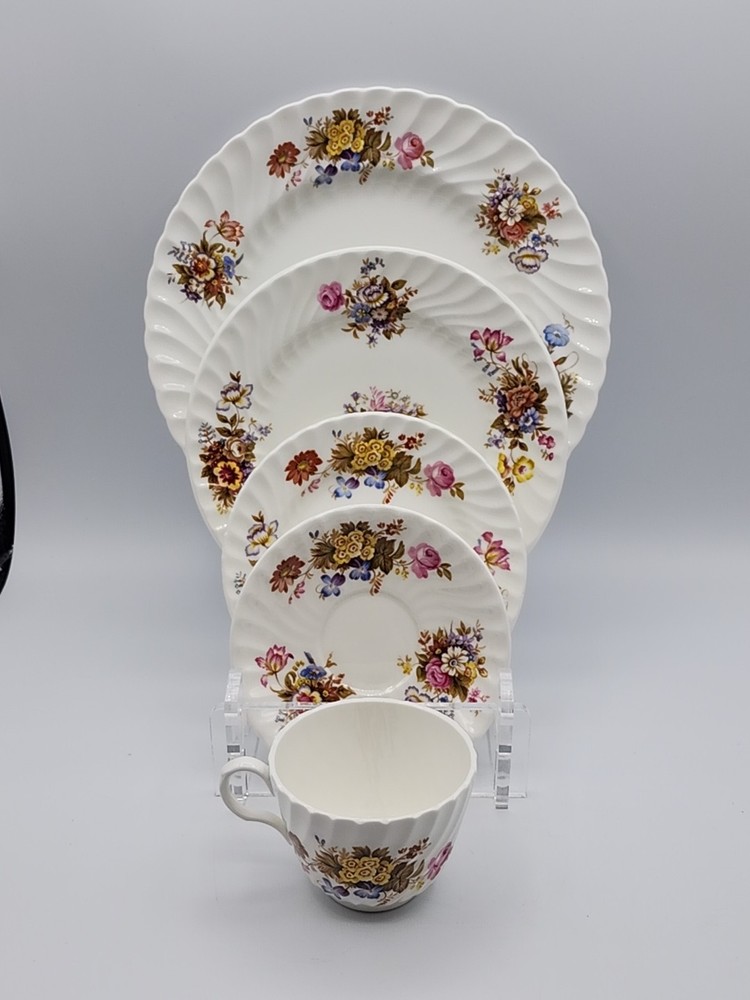 Aynsley Fine Bone China Summertime Pattern 5 Piece Place Setting READ BLUE