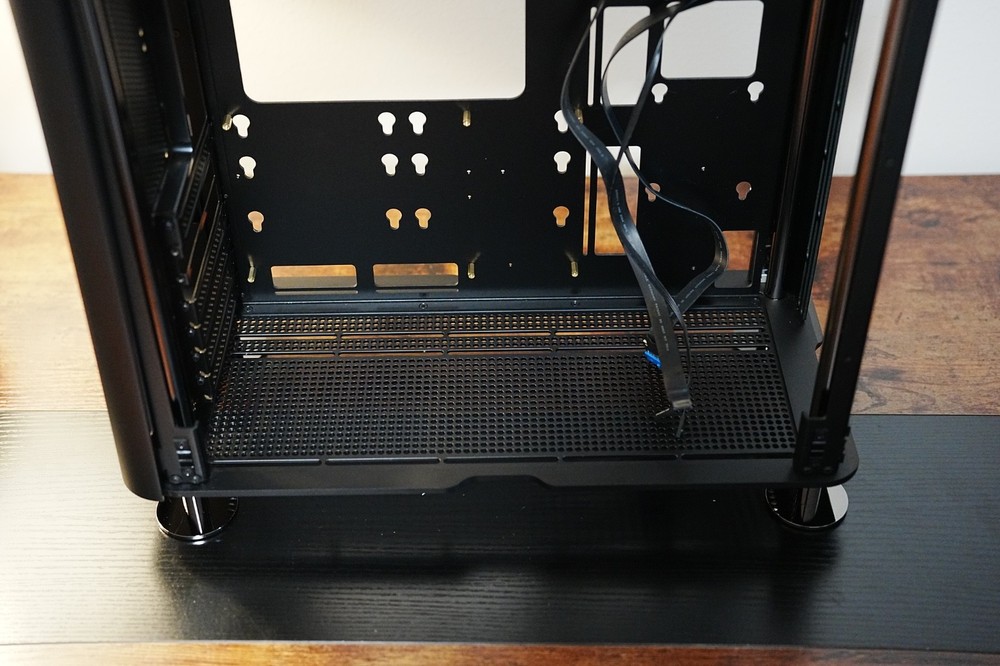 McPrue Apollo X Deep Space Black computer case / Mac Pro lookalike