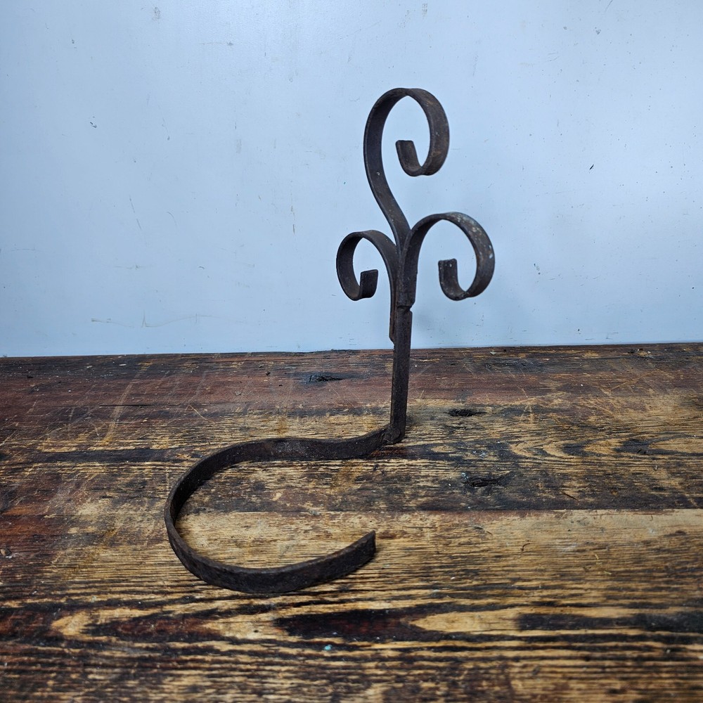 Single Pot Scroll Metal Wall Planter Rusty 8.75"H