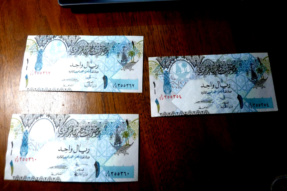 3 BANKNOTES  QATAR  P28，1-RIAL，ND 2015  AU -UNC
