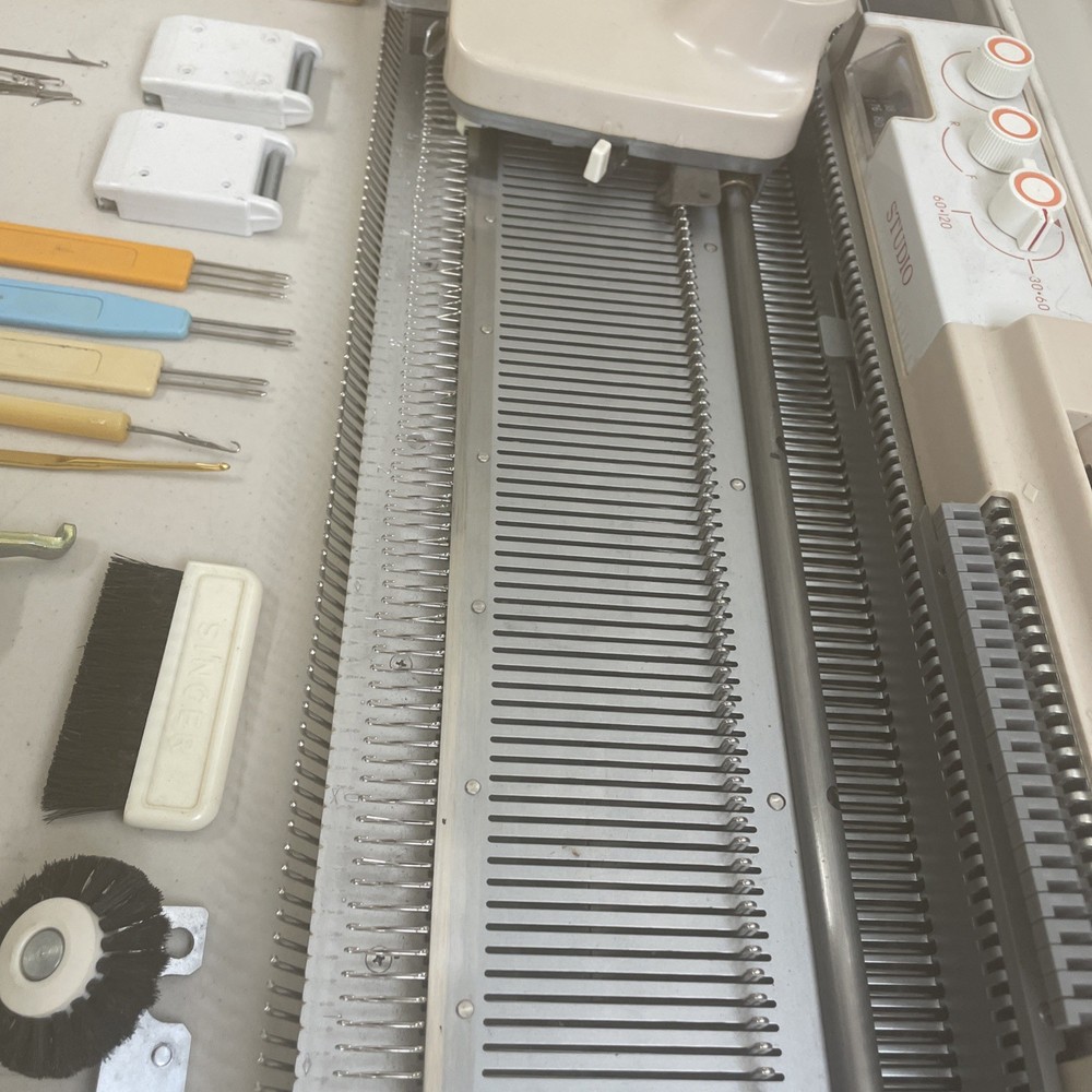 Studio 322 Knitting Machine In Good Condition